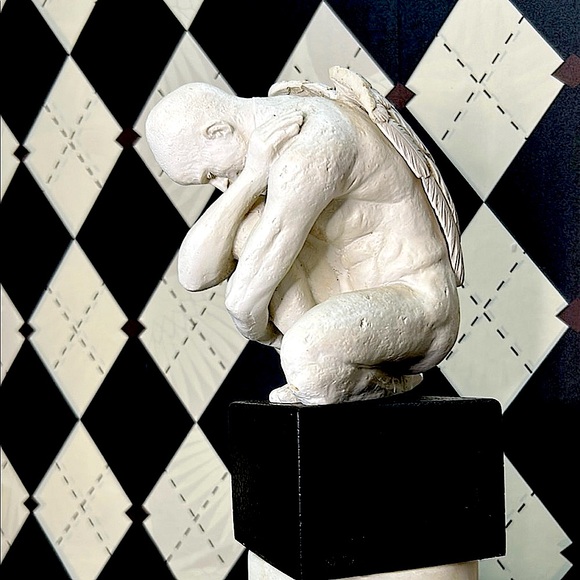 Vitruvian Weeping Angel Sculpture – Pensive Angel Inspired by da Vinci | TMS - Picture 11 of 17